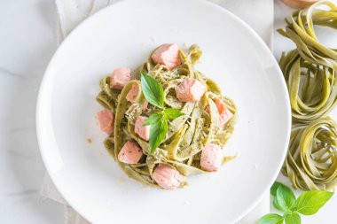 ıspanak fettuccine somon ile