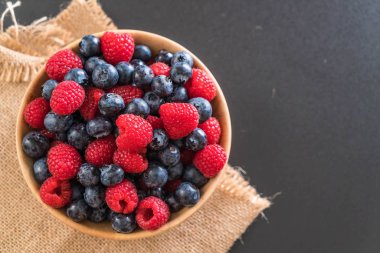 taze yaban mersini ve rasberry 