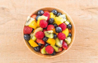 karışık taze meyve (çilek, ahududu, yaban mersini, kivi, mang