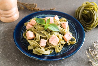 ıspanak fettuccine somon ile