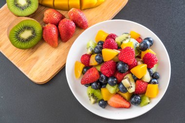 karışık taze meyve (çilek, ahududu, yaban mersini, kivi, mang