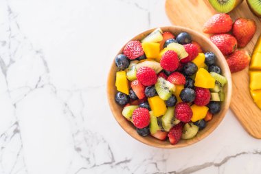 karışık taze meyve (çilek, ahududu, yaban mersini, kivi, mang