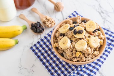Granola muz, Kuru üzüm ve süt ile 