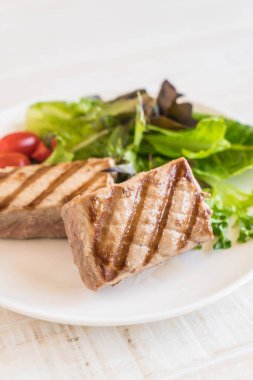 Tuna biftek salatası ile