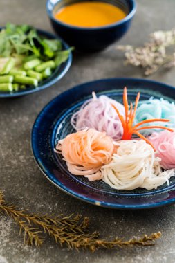 erişte ile balık köri sos ve sebze