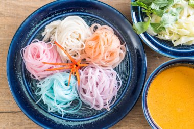 erişte ile balık köri sos ve sebze