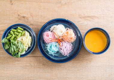 erişte ile balık köri sos ve sebze