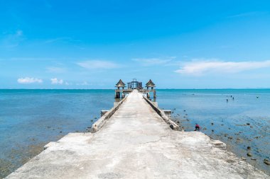 Deniz kumsalda köşk