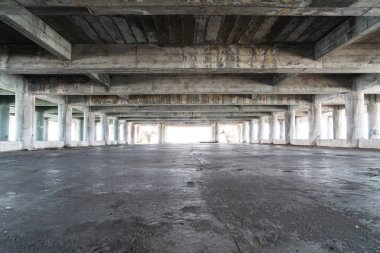 boş terk edilmiş binada