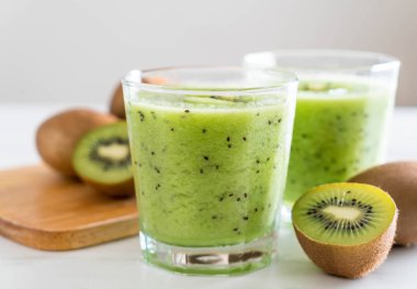 Sağlıklı taze kivi smoothie cam