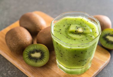 Sağlıklı taze kivi smoothie cam