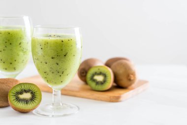 Sağlıklı taze kivi smoothie cam