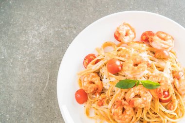 Spagetti karides, domates, fesleğen ve peynir ile 