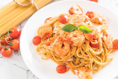 Spagetti karides, domates, fesleğen ve peynir ile 
