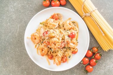 Spagetti karides, domates, fesleğen ve peynir ile 