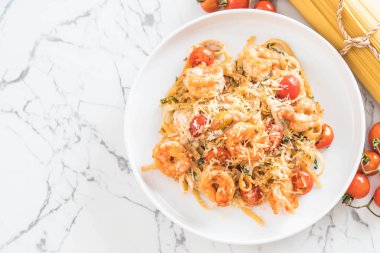 Spagetti karides, domates, fesleğen ve peynir ile 