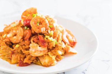 Kore baharatlı sos ve karides kızarmış pilav