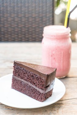 Çikolatalı pasta plaka üzerinde