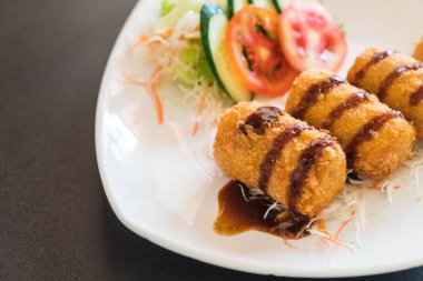 Kızarmış patates Tonkatsu sos ile