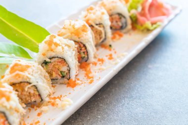 suşi roll maki tempura