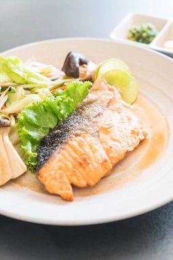 sebze ile kızarmış som balığı biftek