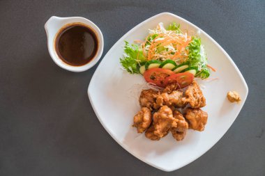 kızarmış piliç tonkatsu sos ile