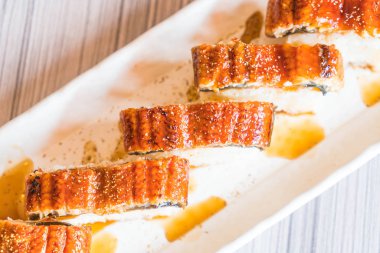 yılan balığı (unagi suşi)