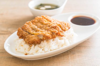 tepesinde pirinç (tonkatsu) ile miso çorbası kızarmış domuz eti