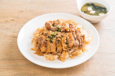 Teriyaki tavuk miso çorbası ile tepesinde pirinç