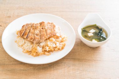 Teriyaki domuz miso çorbası ile tepesinde pirinç