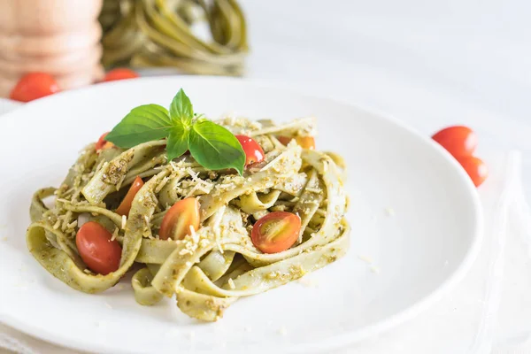 Spinach fettuccine with tomatoes — Stock Photo, Image