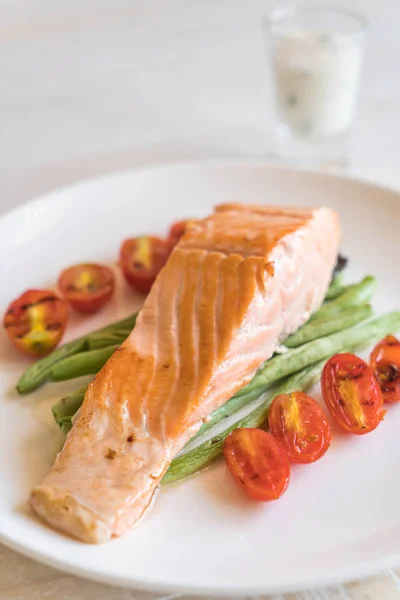 Bife de salmão grelhado — Fotografia de Stock