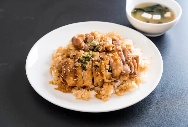 Teriyaki tavuk miso çorbası ile tepesinde pirinç