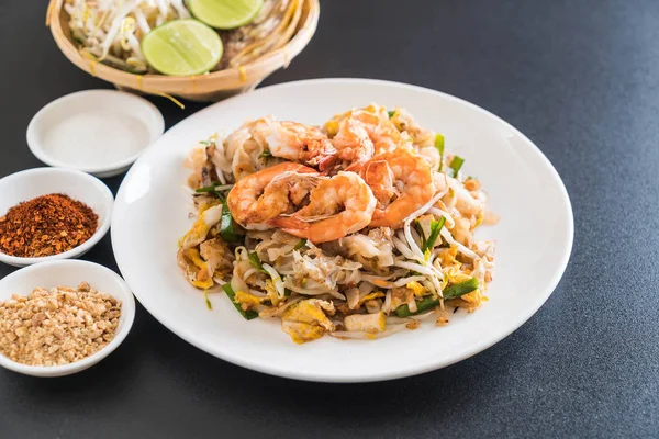 Thajské smažené nudle s krevetami "Pad Thai" — Stock fotografie