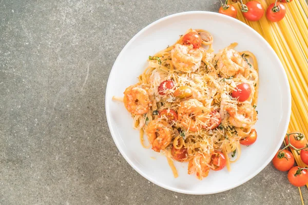 Spagetti karides, domates, fesleğen ve peynir ile 