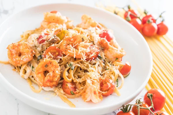 Spagetti karides, domates, fesleğen ve peynir ile 