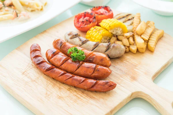 ızgara sosis mix sebze ve patates kızartması ile