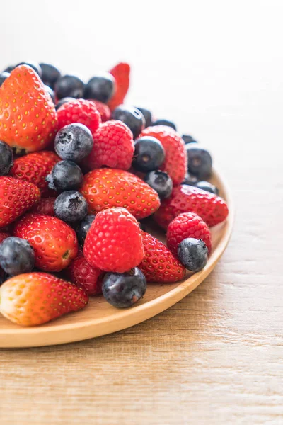 taze yaban mersini, çilek ve rasberry 