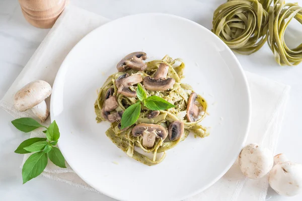 Mantarlı ıspanak fettuccine