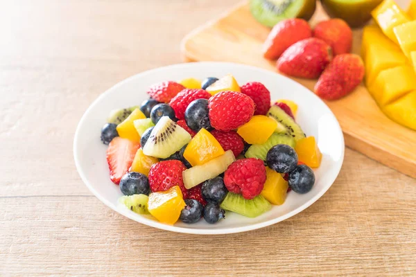 Μικτή φρέσκα φρούτα (φράουλα, βατόμουρο, μύρτιλλο, ακτινίδιο, mang — Φωτογραφία Αρχείου