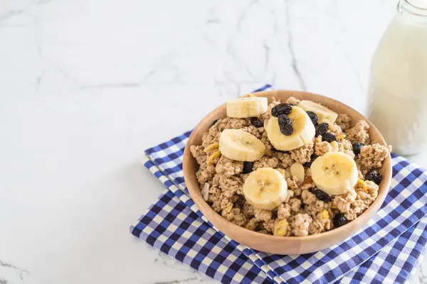 Granola muz, Kuru üzüm ve süt ile 