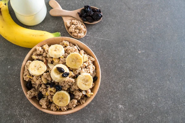 Granola muz, Kuru üzüm ve süt ile 