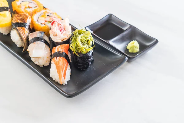 Set of sushi and maki roll — Stock Photo, Image