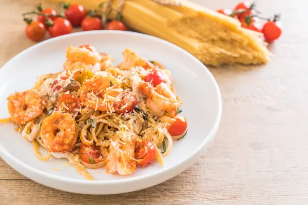 Spagetti karides, domates, fesleğen ve peynir ile 