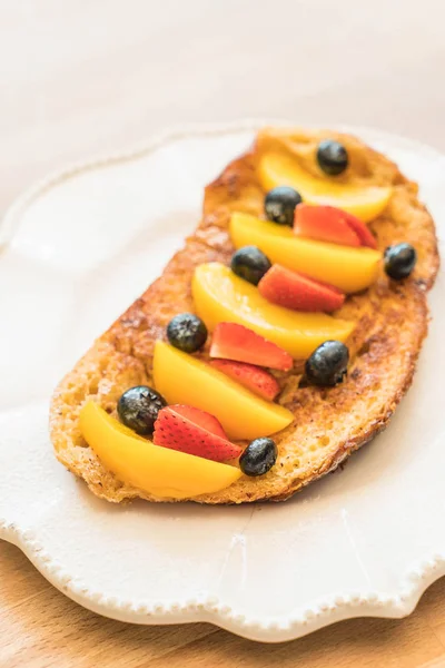 Fransız tostu şeftali, çilek ve yaban mersini