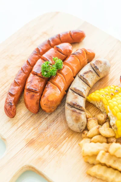 Grillwurst mit Gemüse und Pommes mischen — Stockfoto