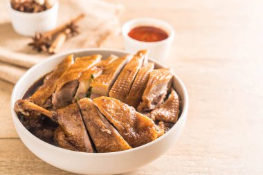 pot demlenmiş Ördek sosu ve ingradients ile