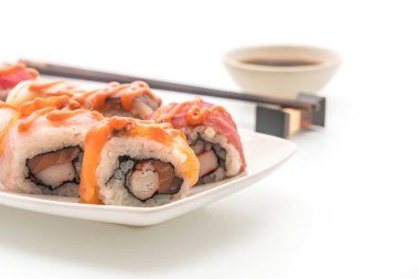 karışık suşi rulo ile baharatlı sos - Japon gıda tarzı