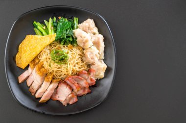 Yumurta noodle kırmızı kızarmış domuz, gevrek domuz eti, köfte ve çorba ile 