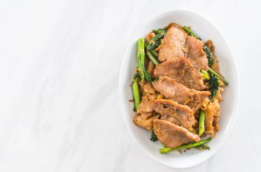 soya sosu ve domuz kızarmış noodle 